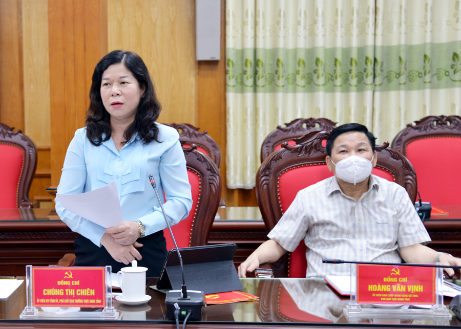 Phó Chủ tịch Thường trực HĐND tỉnh Chúng Thị Chiên, Trưởng Đoàn công tác theo dõi, chỉ đạo Đảng bộ huyện Bắc Mê phát biểu tại buổi làm việc.