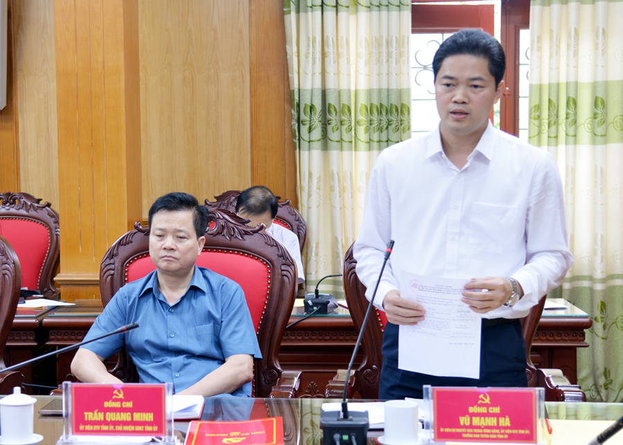 Trưởng Ban Tuyên giáo Tỉnh ủy Vũ Mạnh Hà, Trưởng Đoàn công tác theo dõi, chỉ đạo Đảng bộ huyện Yên Minh phát biểu tại buổi làm việc