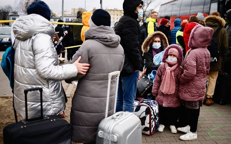 Người dân Ukraine sơ tán tới 1 khu trại tạm thời ở Przemysl, Ba Lan, ngày 28/2/2022. 