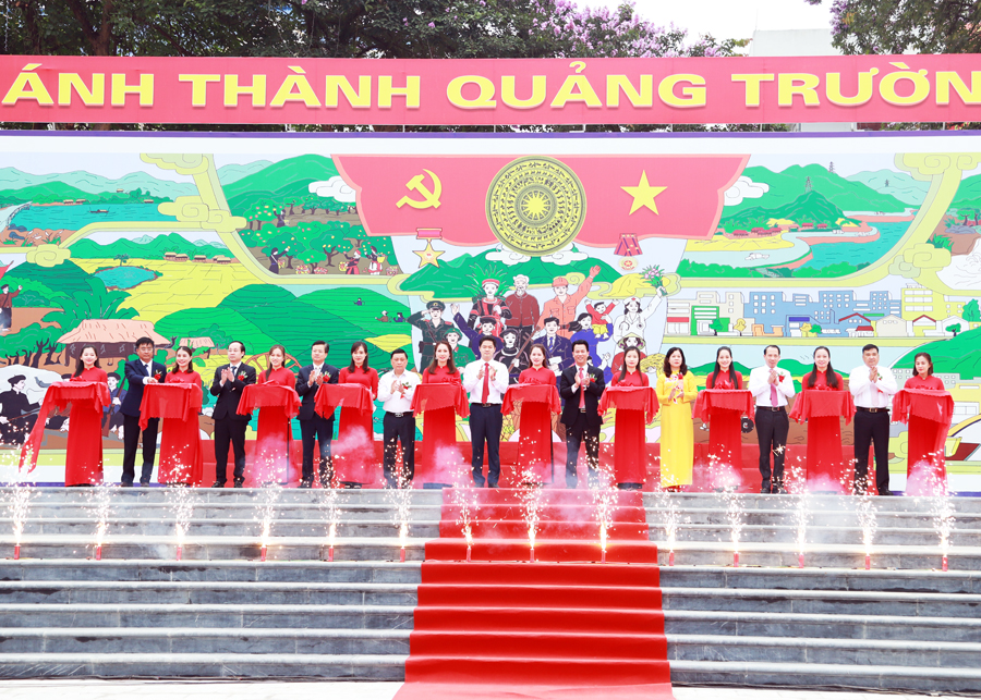 Bí thư Tỉnh ủy Đặng Quốc Khánh cùng các đồng chí lãnh đạo tỉnh và huyện Bắc Quang cắt băng khánh thành Quảng trường 15.5