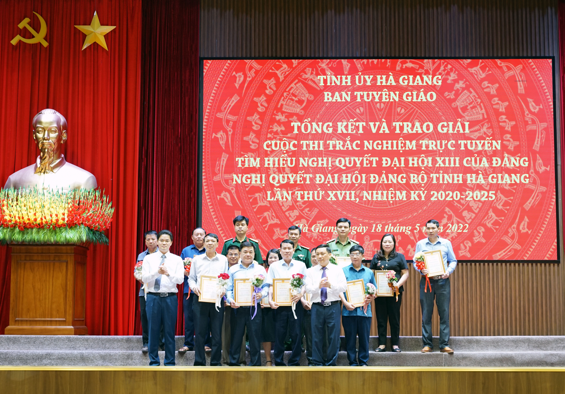 Trưởng ban Tuyên giáo Tỉnh ủy Vũ Mạnh Hà và Trưởng ban Tổ chức Tỉnh ủy Nguyễn Minh Tiến trao giải Nhì cho các tập thể đạt giải.
