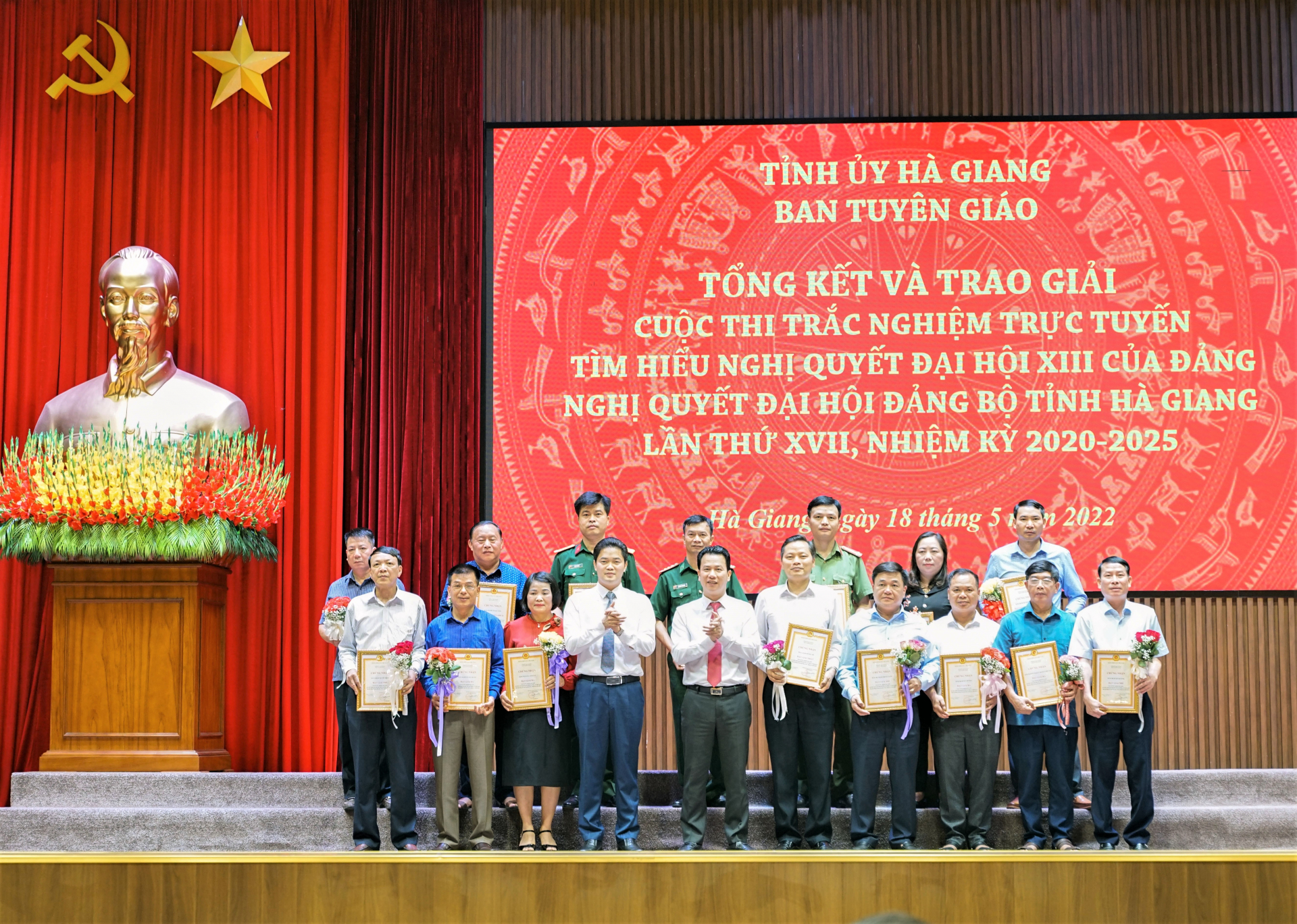 Bí thư Tỉnh ủy Đặng Quốc Khánh và Trưởng ban Tuyên giáo Tỉnh ủy Vũ Mạnh Hà trao giải Nhất cho tập thể đạt giải.