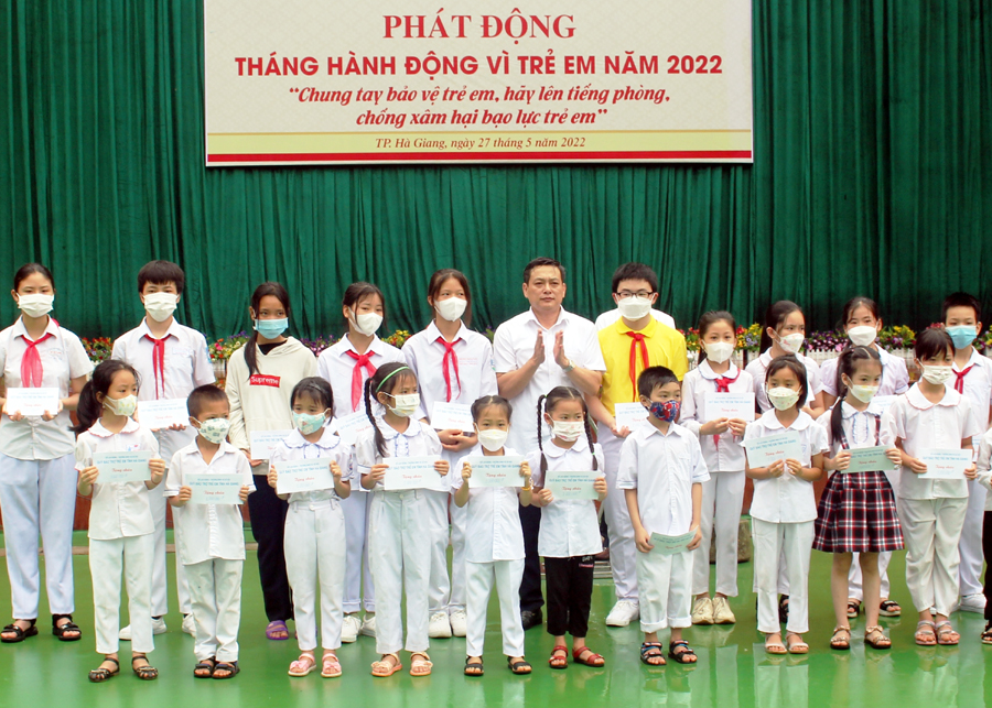 Quỹ Bảo trợ trẻ em tỉnh tặng học bổng cho các em học sinh vượt khó học giỏi của thành phố Hà Giang.