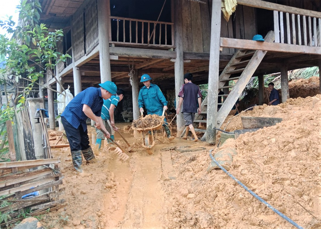 Lực lượng tại chỗ giúp đỡ gia đình ông Ma Văn Phục, thôn Xuân Thành, xã Đức Xuân, huyện Bắc Quang khắc phục hậu quả thiên tai (Ảnh: CTV).