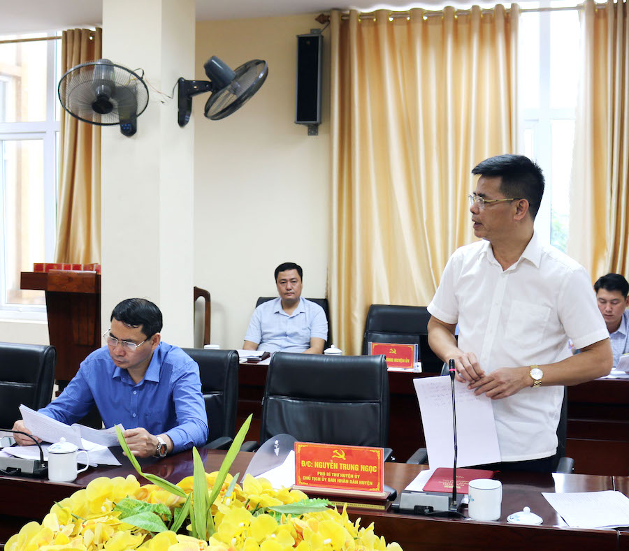 Lãnh đạo huyện Quang Bình báo cáo kết quả triển khai, thực hiện các chỉ thị, nghị quyết, đề án, chương trình của Đảng bộ tỉnh; tình hình phát triển KT – XH, QP - AN 4 tháng đầu năm của huyện.