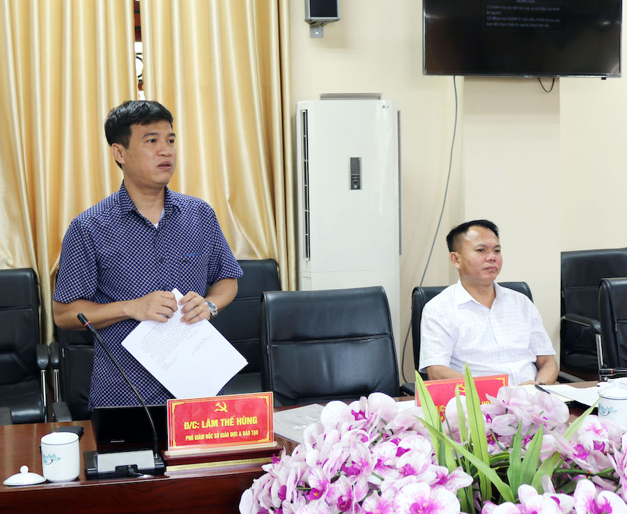 Đồng chí Lâm Thế Hùng, Phó Giám đốc Sở GD&ĐT, thành viên đoàn công tác chia sẻ các giải pháp nâng cao chất lượng giáo dục.