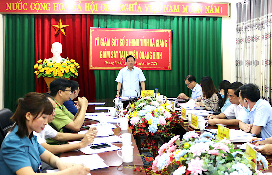 Đồng chí Hoàng Văn Vịnh, Phó Chủ tịch HĐND tỉnh phát biểu tại buổi làm việc với huyện Quang Bình.