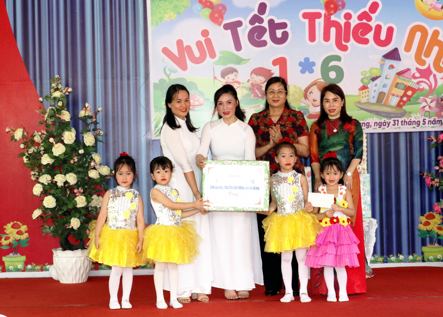 Phó Chủ tịch UBND tỉnh Hà Thị Minh Hạnh tặng quà tại Trường Mầm non Hoa Lan