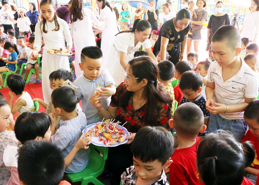 Phó Chủ tịch UBND tỉnh Hà Thị Minh Hạnh chia quà cho các cháu thiếu nhi Trường Mầm non Hoa Lan