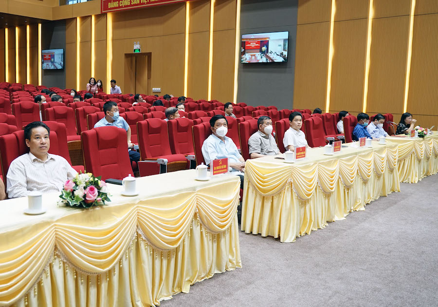 Các đại biểu tham dự hội nghị tại điểm cầu của tỉnh.