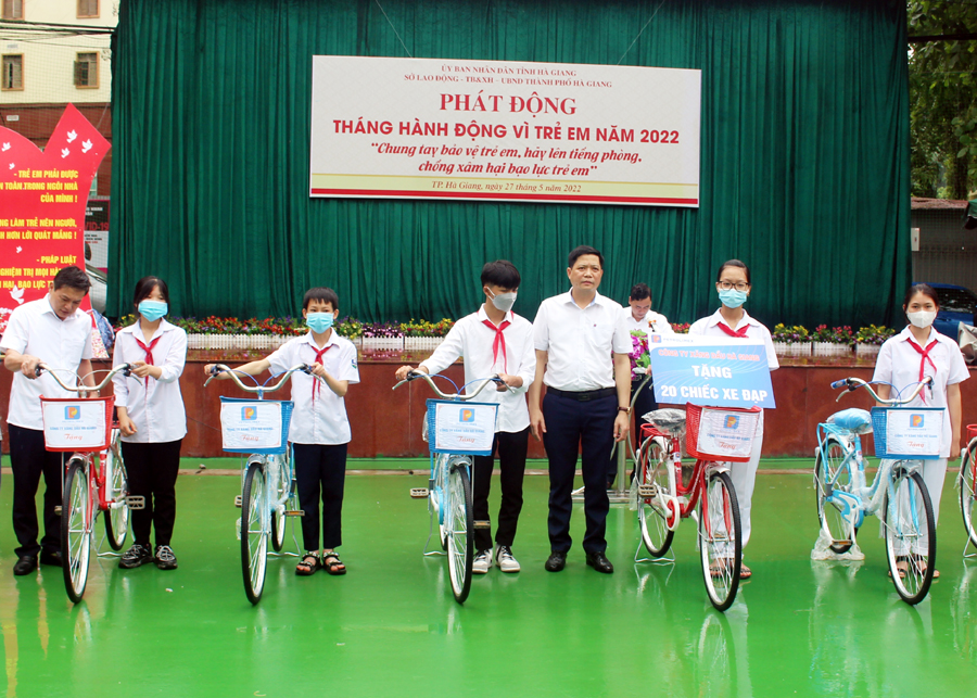 Lãnh đạo Công ty Xăng dầu Hà Giang tặng xe đạp cho các em học sinh có hoàn cảnh khó khăn.