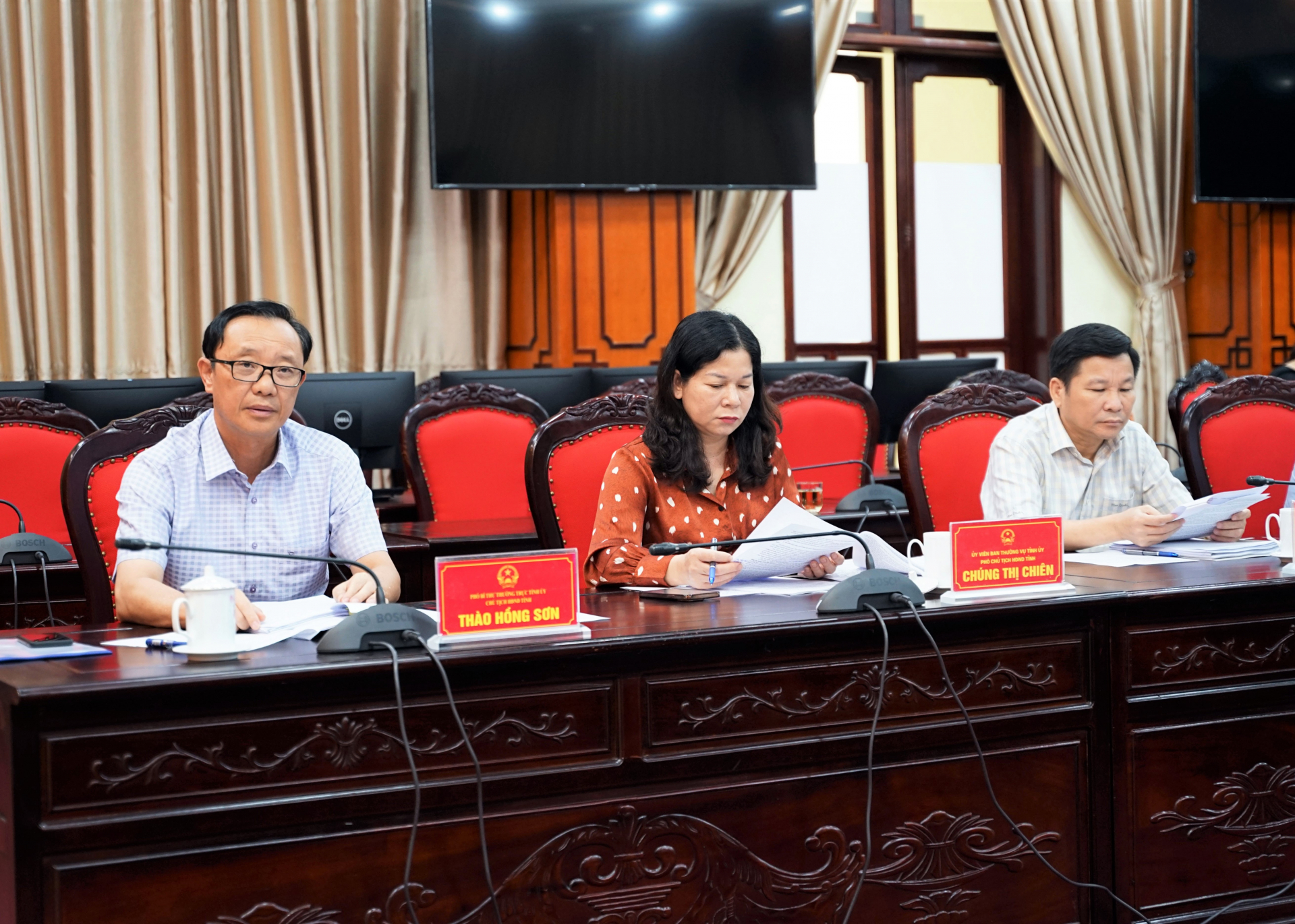 Phó Bí thư Thường trực Tỉnh ủy, Chủ tịch HĐND tỉnh Thào Hồng Sơn cùng các đồng chí Thường trực HĐND tỉnh tham dự cuộc họp.
