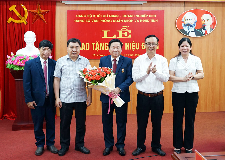 Các đồng chí lãnh đạo tỉnh tặng hoa, chúc mừng Phó Chủ tịch HĐND tỉnh Hoàng Văn Vịnh nhận Huy hiệu 30 năm tuổi Đảng.