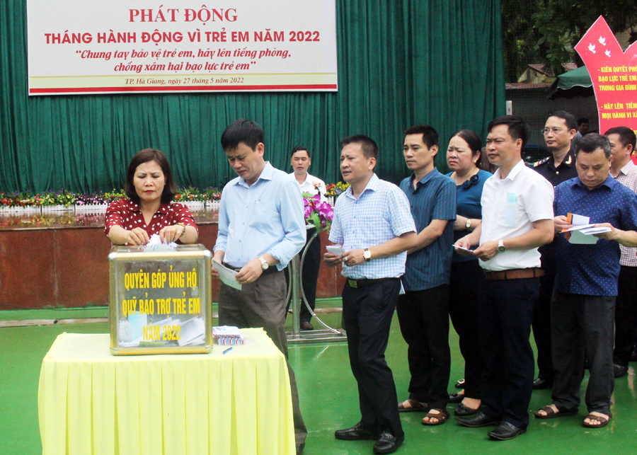 Đại diện các cơ quan, đơn vị đóng góp ủng hộ Quỹ Bảo trợ trẻ em thành phố Hà Giang.