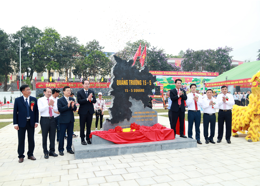 Các đồng chí lãnh đạo tỉnh và huyện Bắc Quang gắn biển tên công trình Quảng trường 15.5