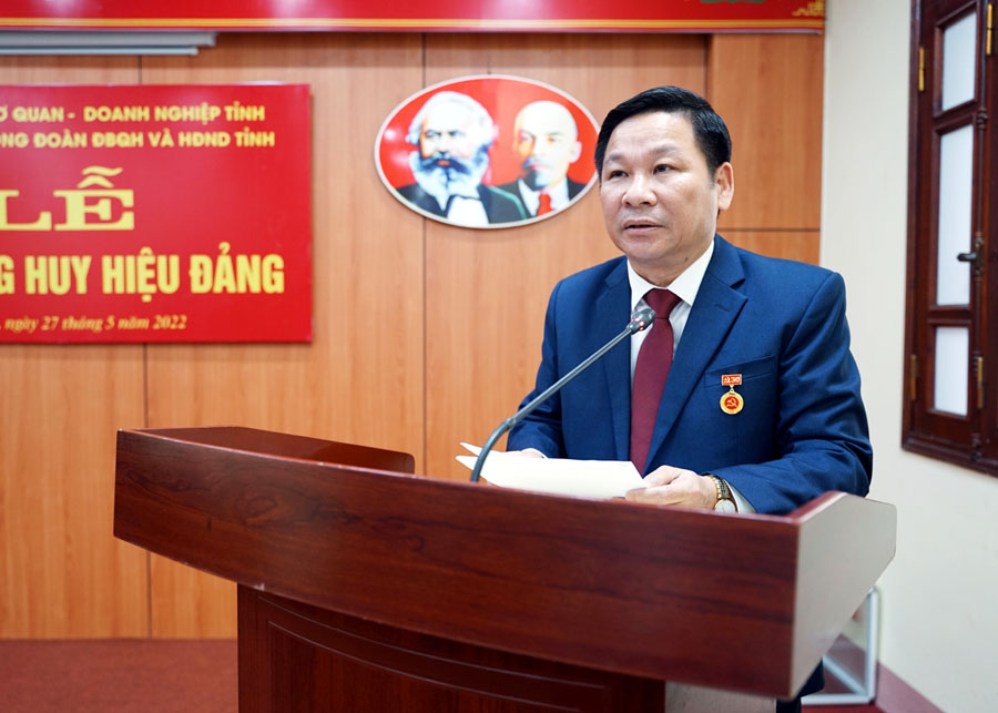 Phó Chủ tịch HĐND tỉnh Hoàng Văn Vịnh phát biểu cảm tưởng đón nhận Huy hiệu 30 năm tuổi Đảng.
