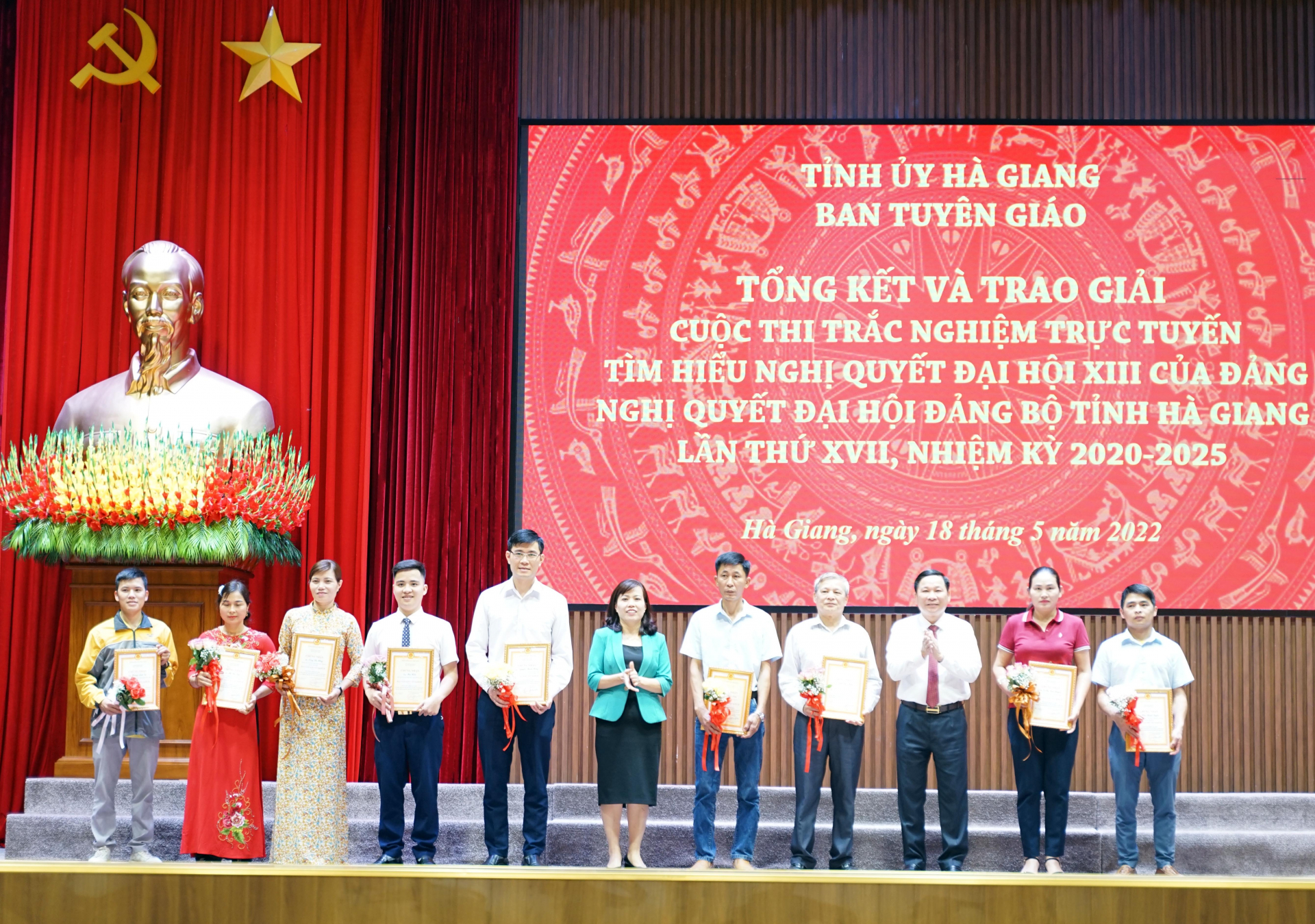 Phó Chủ tịch HĐND tỉnh Hoàng Văn Vịnh và Phó Trưởng đoàn ĐBQH khóa XV tỉnh Lý Thị Lan trao giải Khuyến khích cho các cá nhân đạt giải.