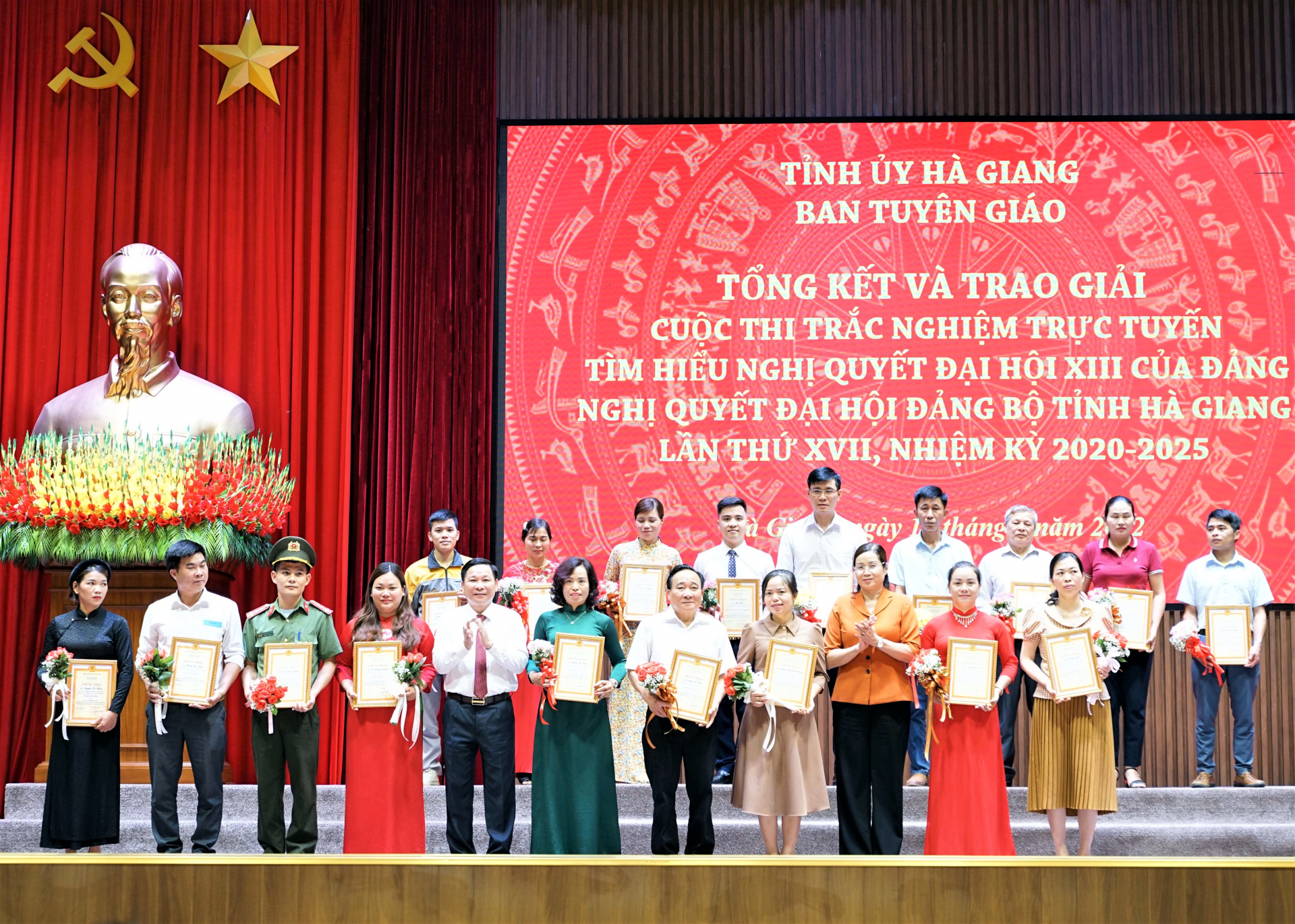 Phó Chủ tịch HĐND tỉnh Hoàng Văn Vịnh và Phó Chủ tịch UBND tỉnh Hà Thị Minh Hạnh trao giải Ba cho các cá nhân đạt giải.