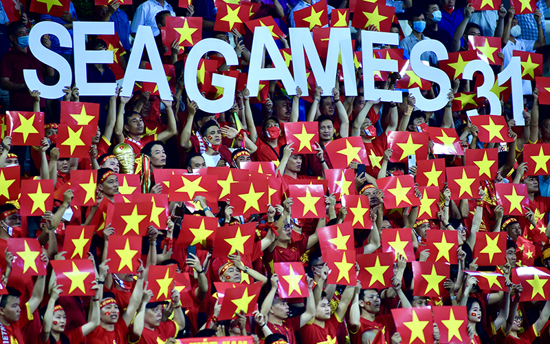 Cổ động viên cổ vũ đội U23 Việt Nam trên sân vận động Việt Trì, Phú Thọ. (Ảnh ĐỨC ANH) 