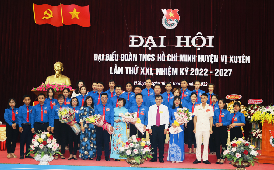 Lãnh đạo huyện Vị Xuyên tặng hoa chúc mừng BCH Huyện đoàn khoá mới