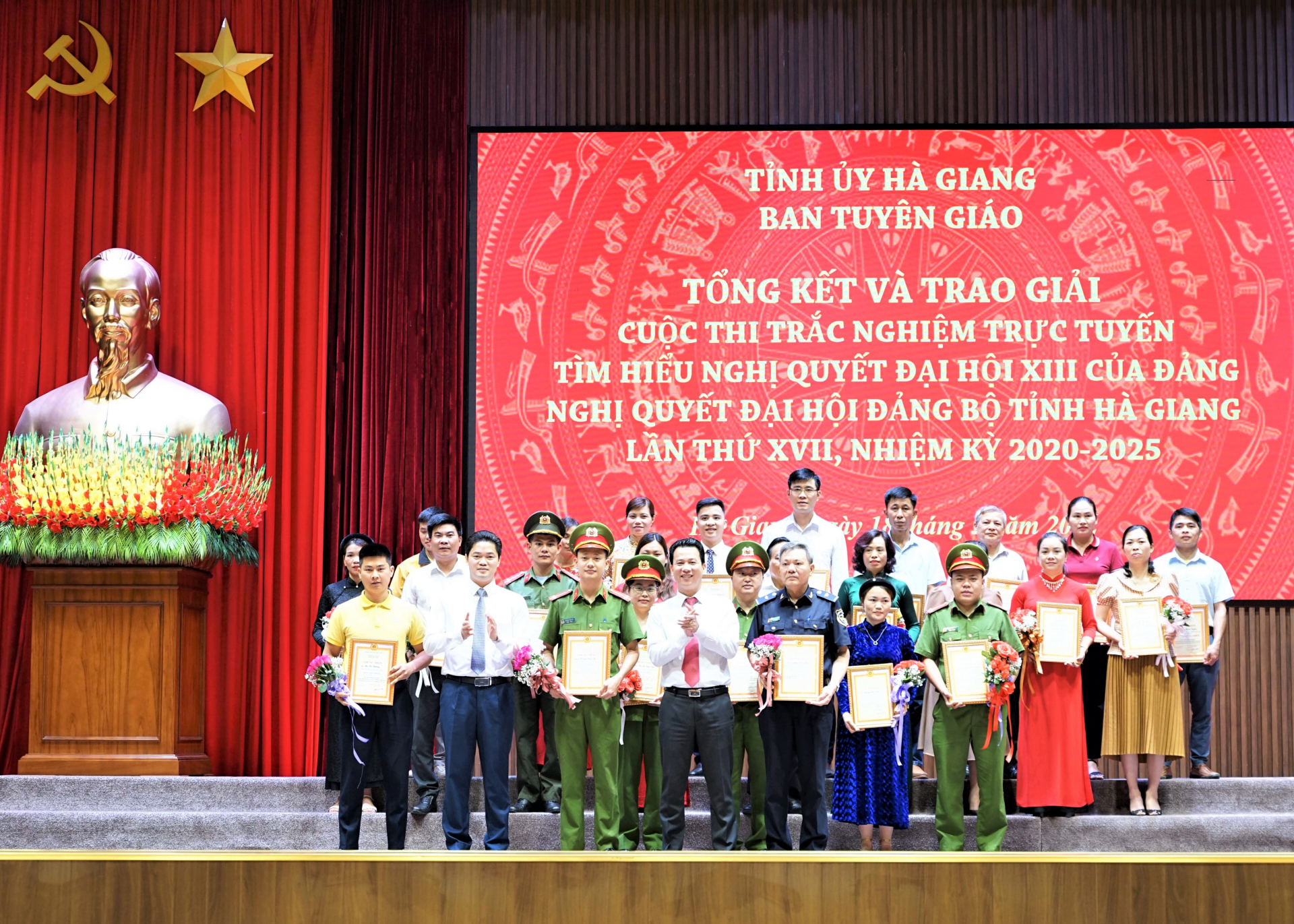 Bí thư Tỉnh ủy Đặng Quốc Khánh và Trưởng ban Tuyên giáo Tỉnh ủy Vũ Mạnh Hà trao giải Nhất cho các cá nhân đạt giải.