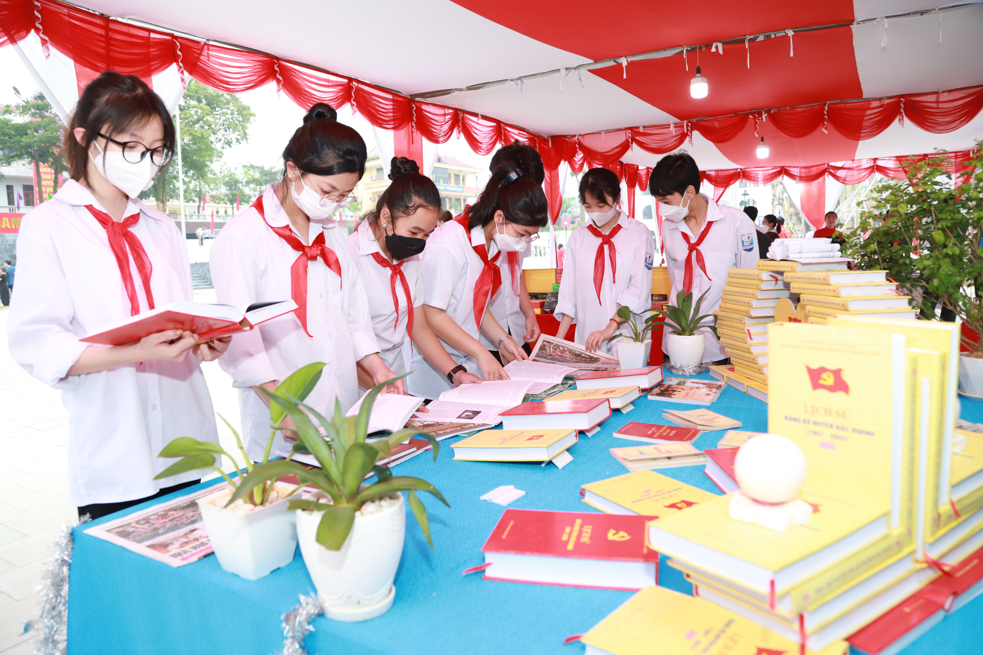 Các cháu học sinh tìm hiểu lịch sử Đảng bộ huyện Bắc Quang