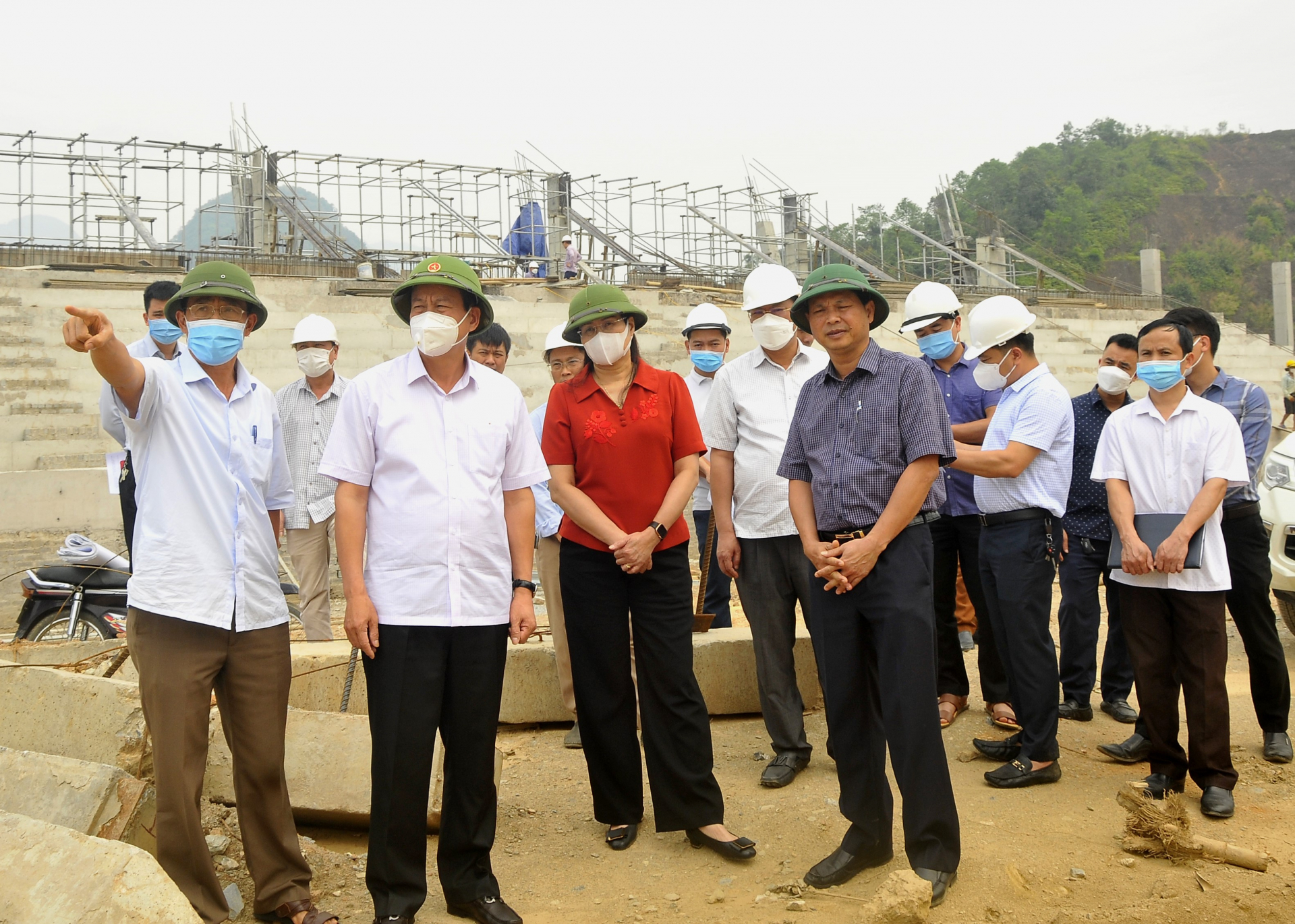 Chủ tịch UBND tỉnh Nguyễn Văn Sơn kiểm tra tiến độ xây dựng công trình sân vận động.