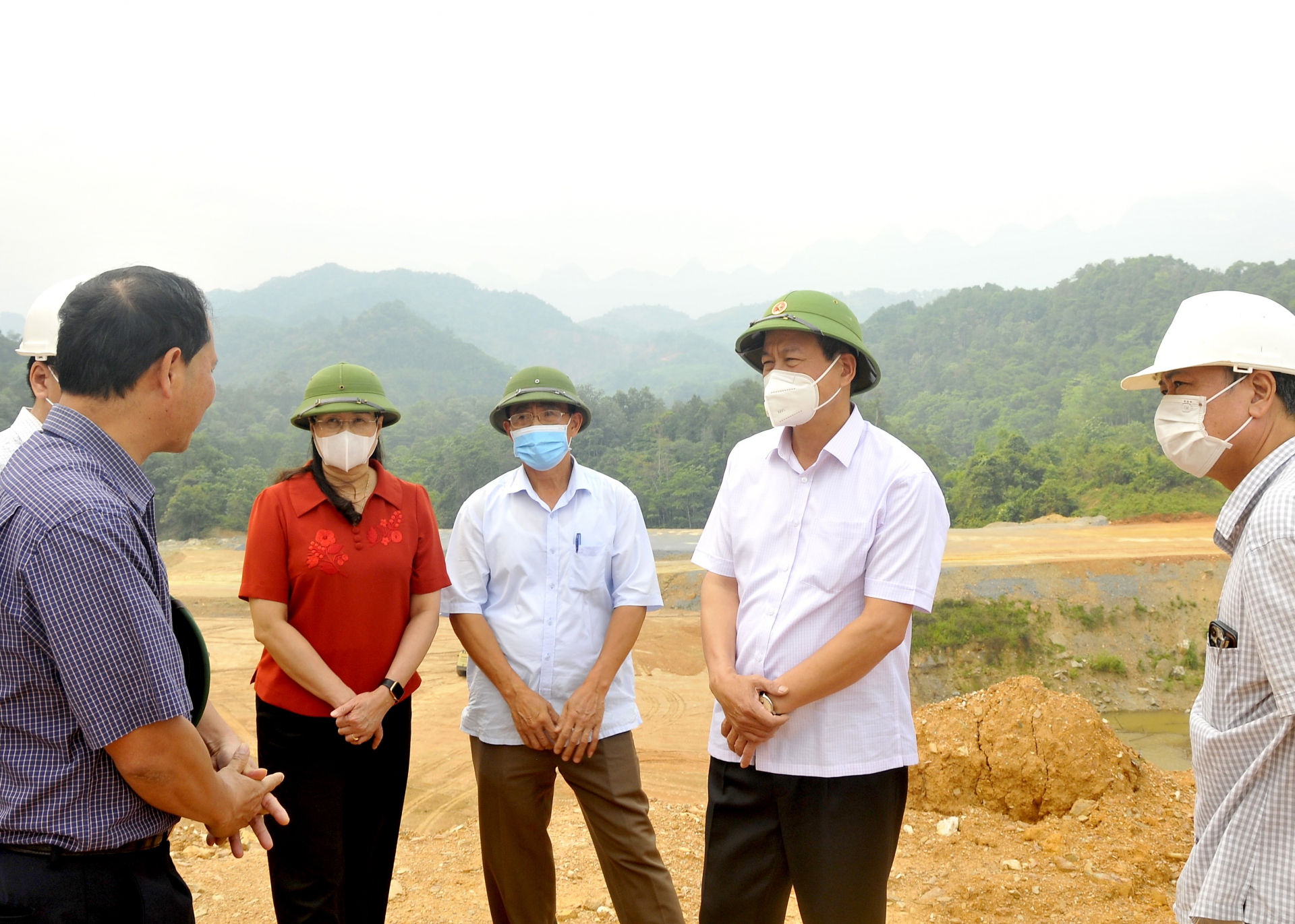 Chủ tịch UBND tỉnh Nguyễn Văn Sơn kiểm tra công tác đền bù, giải phóng mặt bằng khu vực dự án. 