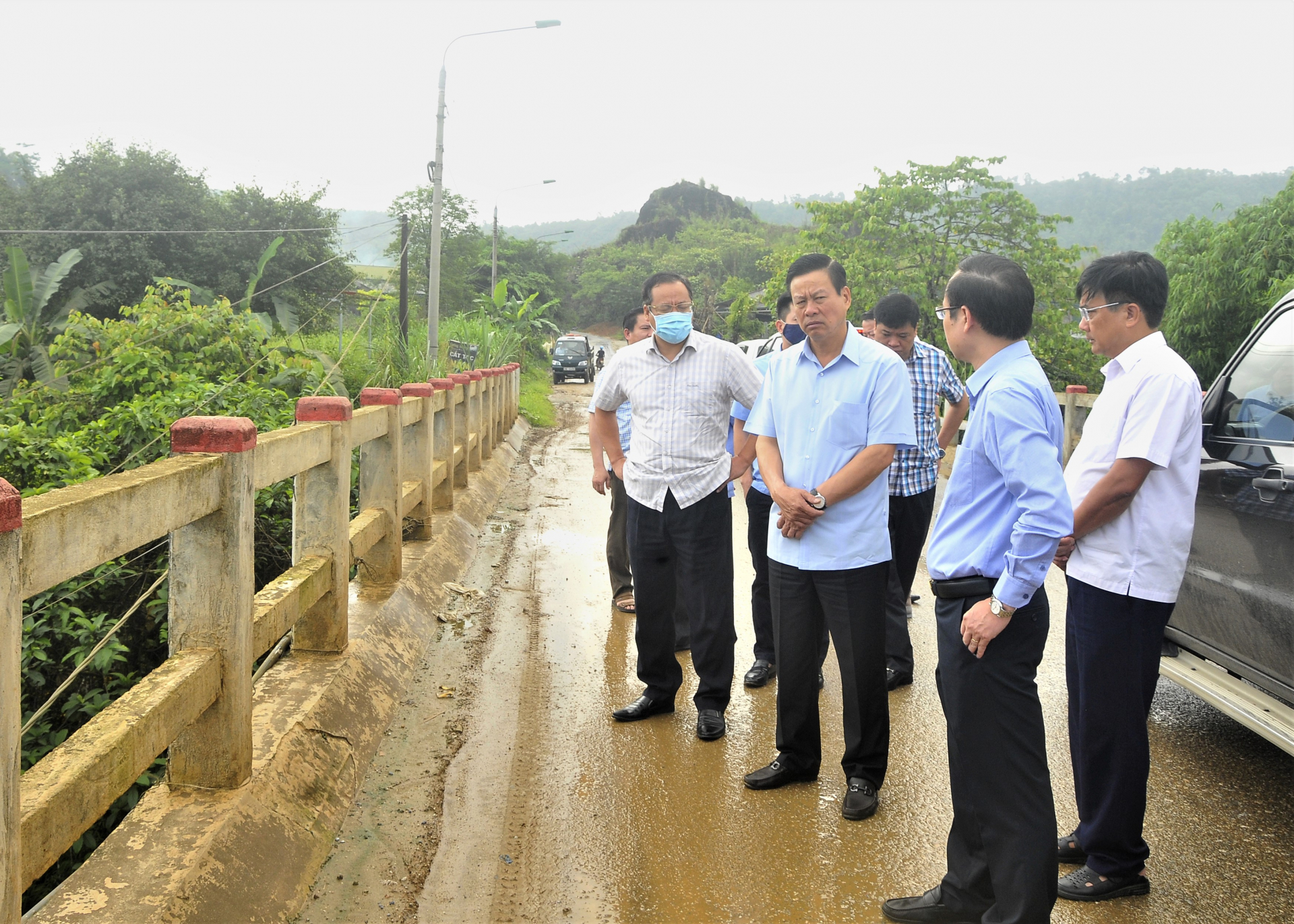 Chủ tịch UBND tỉnh Nguyễn Văn Sơn kiểm tra khu vực cầu Tân Quang.