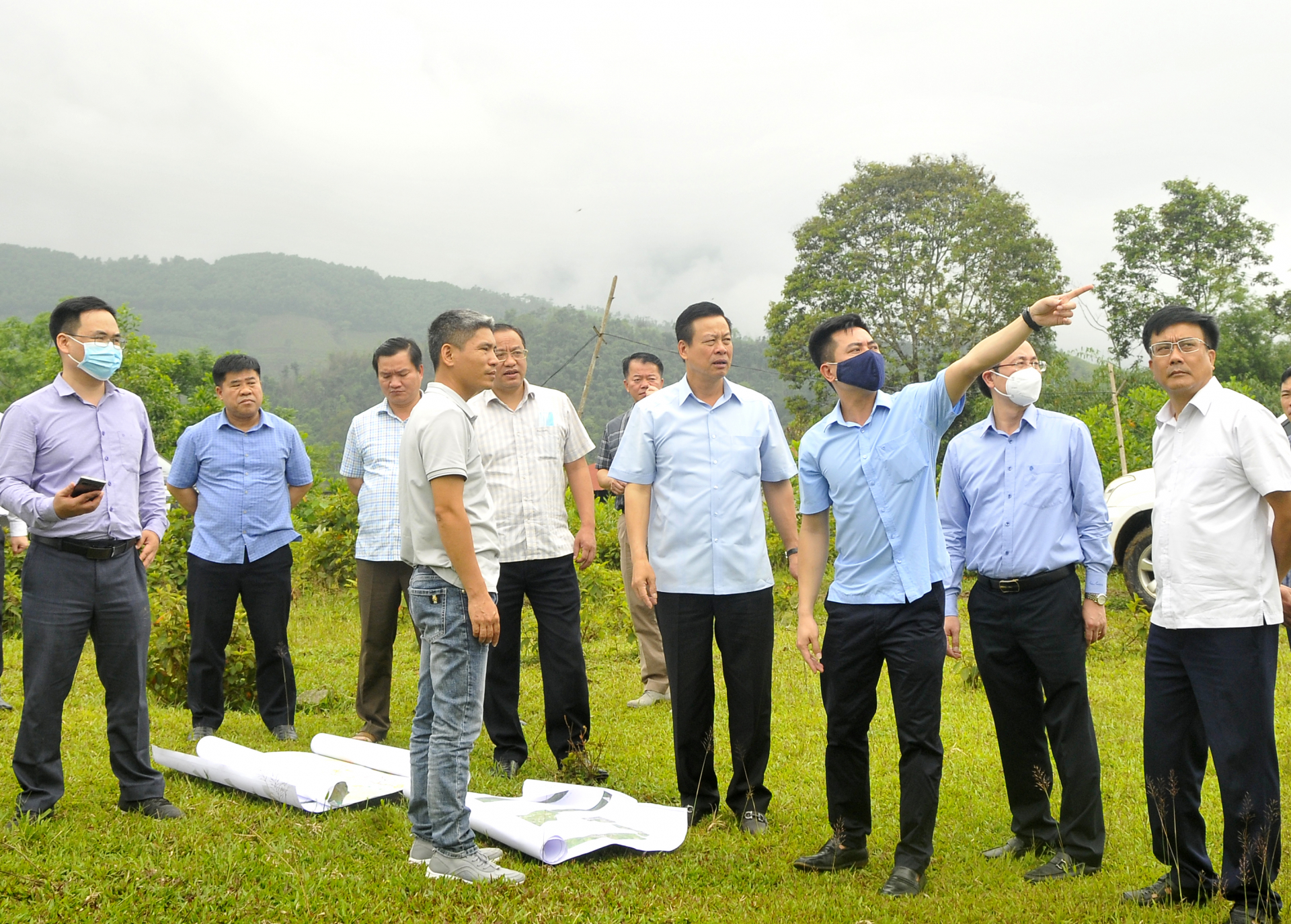Chủ tịch UBND tỉnh Nguyễn Văn Sơn kiểm tra khu vực nút giao thuộc thôn Minh Thắng, xã Việt Vinh.
