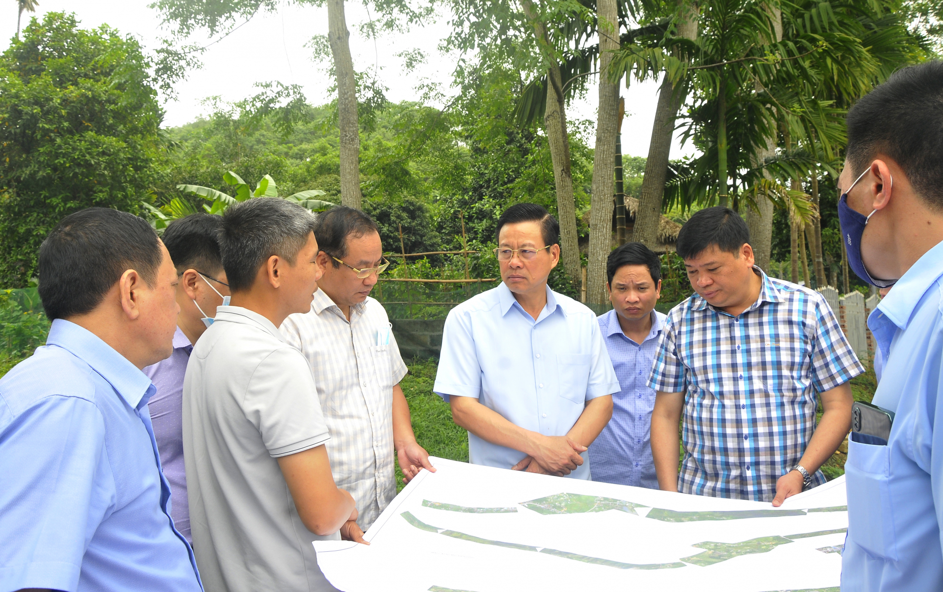 Chủ tịch UBND tỉnh Nguyễn Văn Sơn kiểm tra bản đồ khu vực nút giao với quốc lộ 279, thuộc thôn Khiềm, xã Quang Minh.