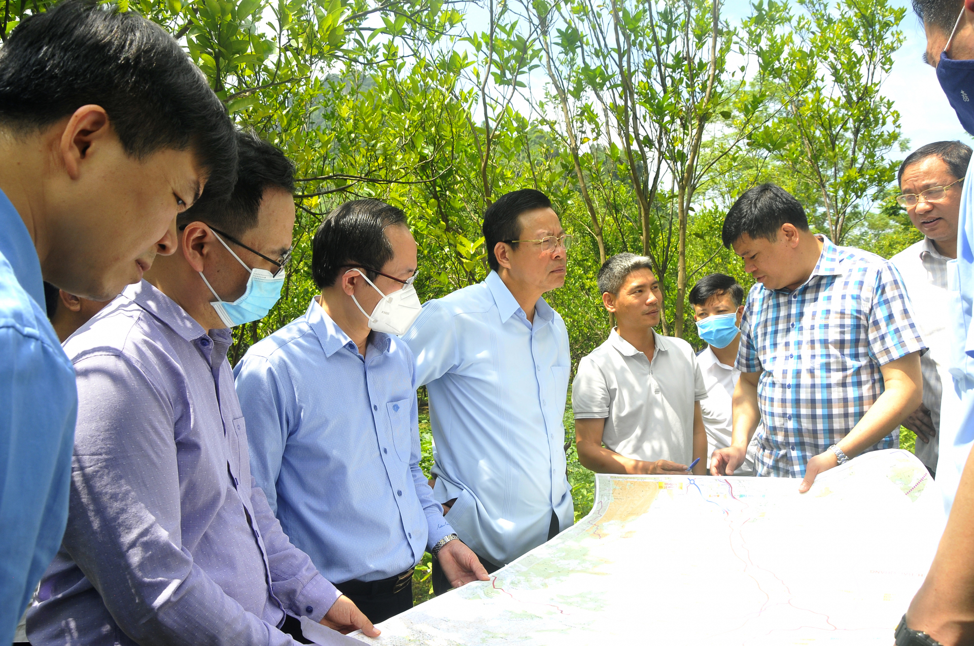 Chủ tịch UBND tỉnh Nguyễn Văn Sơn kiểm tra khu vực nút giao thuộc khu vực thôn Tự Lập, thị trấn Vĩnh Tuy.