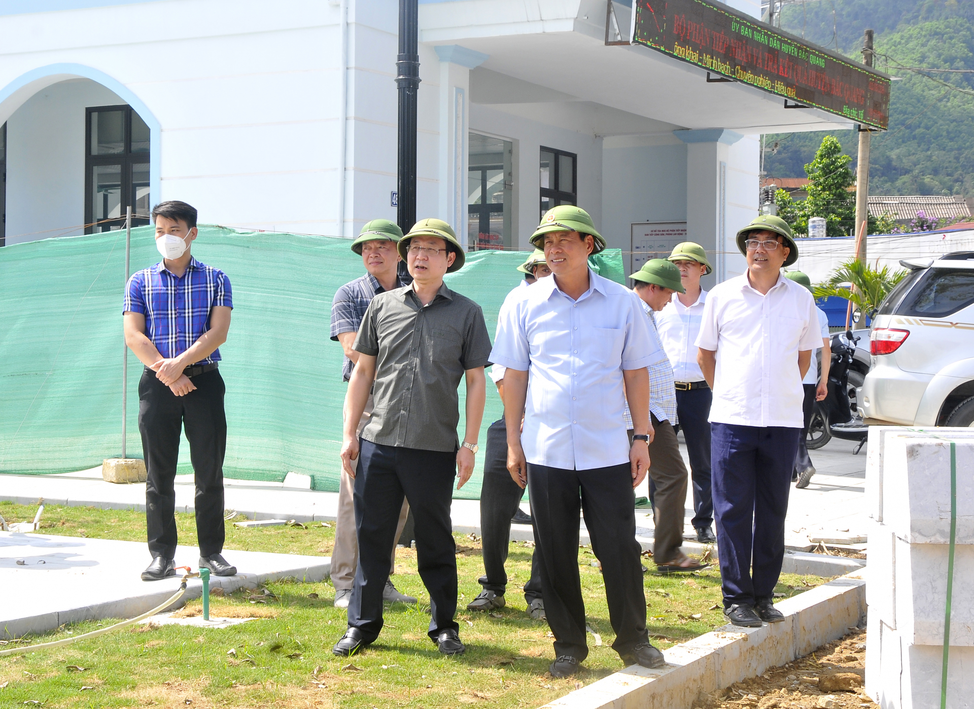Chủ tịch UBND tỉnh Nguyễn Văn Sơn kiểm tra tiến độ xây dựng công viên tại sân vận động cũ huyện Bắc Quang.