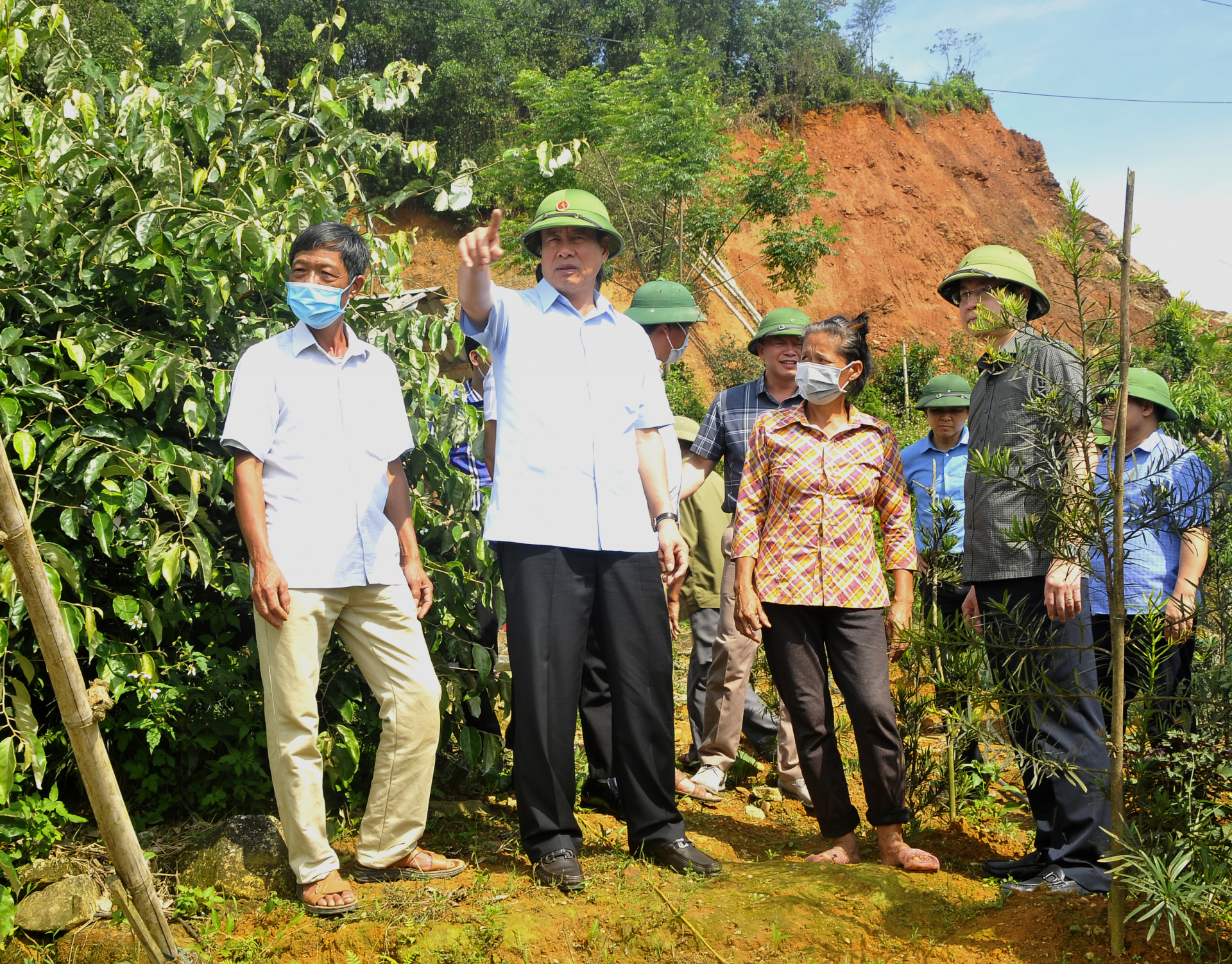 Chủ tịch UBND tỉnh Nguyễn Văn Sơn kiểm tra diện tích vườn cải tạo của gia đình chị Hoàng Thị Minh, thôn Mỹ Tân, xã Tân Quang.