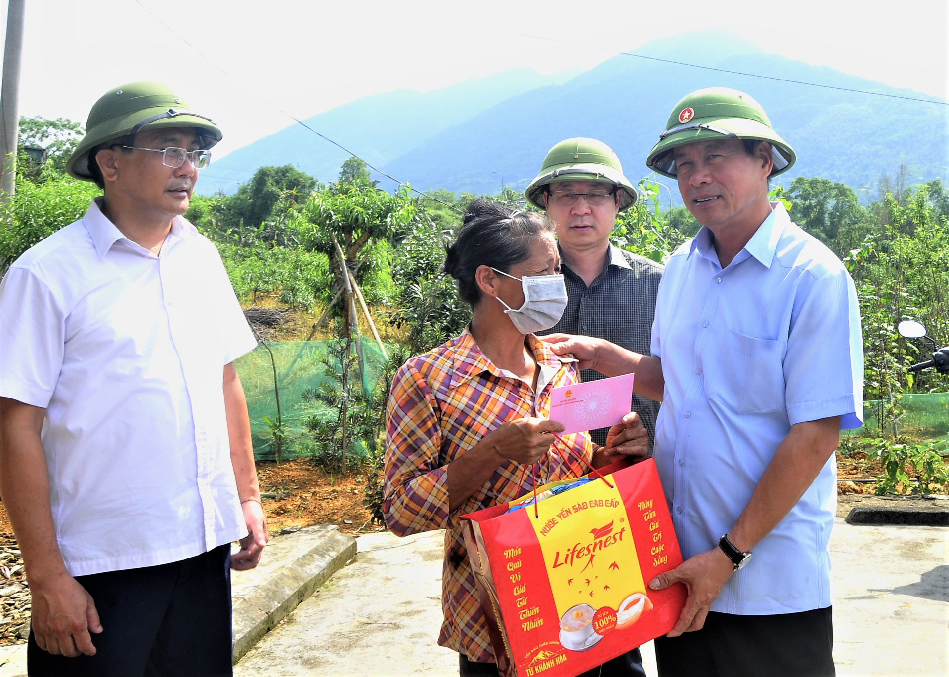 Chủ tịch UBND tỉnh Nguyễn Văn Sơn tặng quà, động viên gia đình chị Hoàng Thị Minh, thôn Mỹ Tân, xã Tân Quang.
