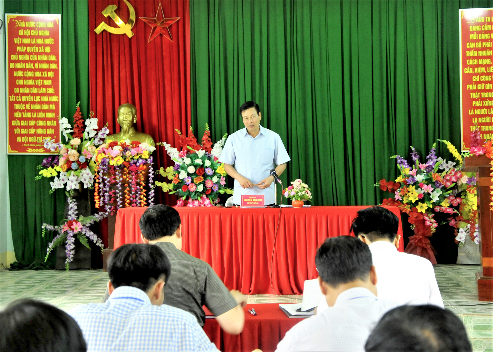 Chủ tịch UBND tỉnh Nguyễn Văn Sơn phát biểu tại buổi làm việc với lãnh đạo các sở, ngành và huyện Bắc Quang.