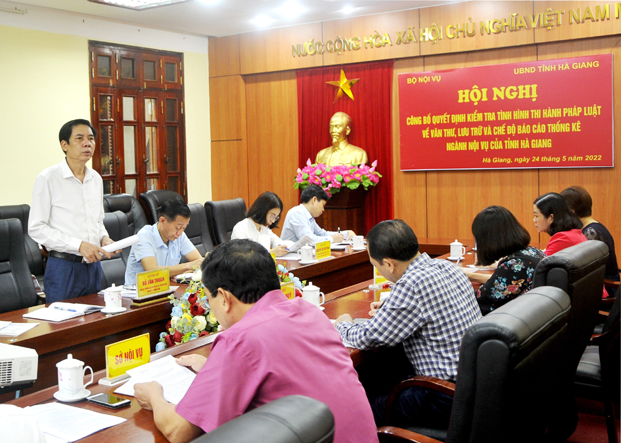 Phó Cục trưởng Cục Văn thư và Lưu trữ Nhà nước Đỗ Văn Thuận phát biểu tại hội nghị.