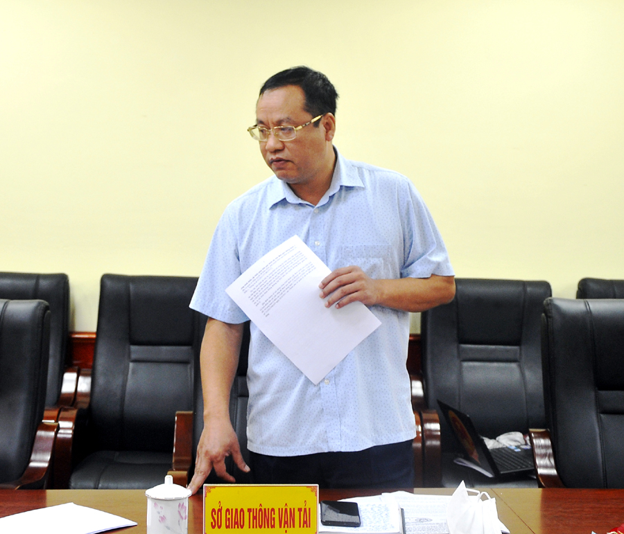 Giám đốc Sở Giao thông Lê Minh Đức báo cáo về tình hình giao thông trên địa bàn tỉnh.