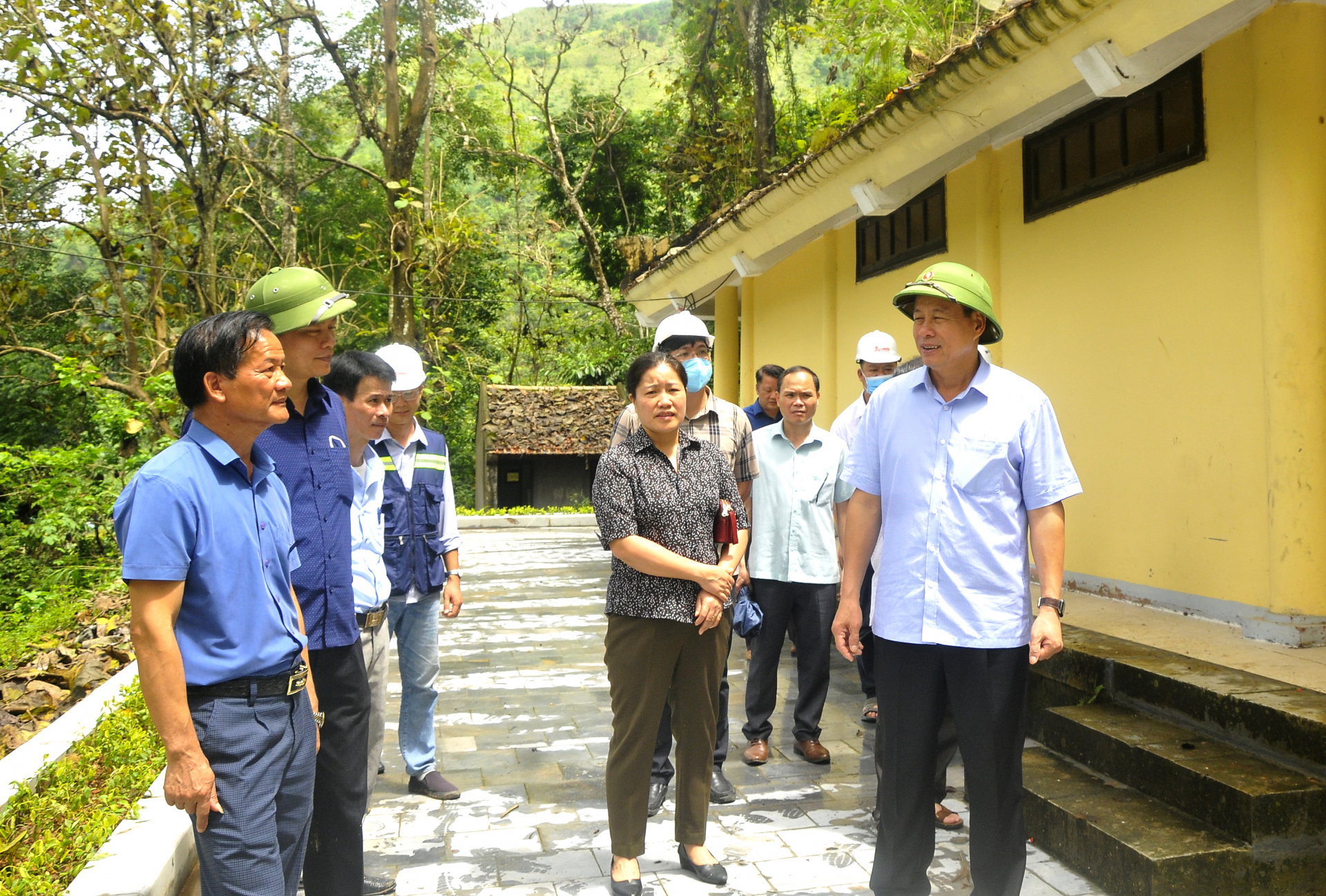 Chủ tịch UBND tỉnh Nguyễn Văn Sơn kiểm tra việc tu sửa khu vực nhà trưng bày tại khu di tích lịch sử - văn hóa quốc gia Căng Bắc Mê.