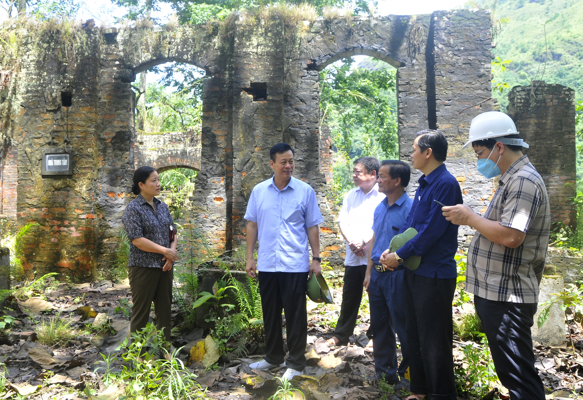 Chủ tịch UBND tỉnh Nguyễn Văn Sơn kiểm tra việc tôn tạo khu vực nhà giam của di tích lịch sử văn hóa quốc gia Căng Bắc Mê.