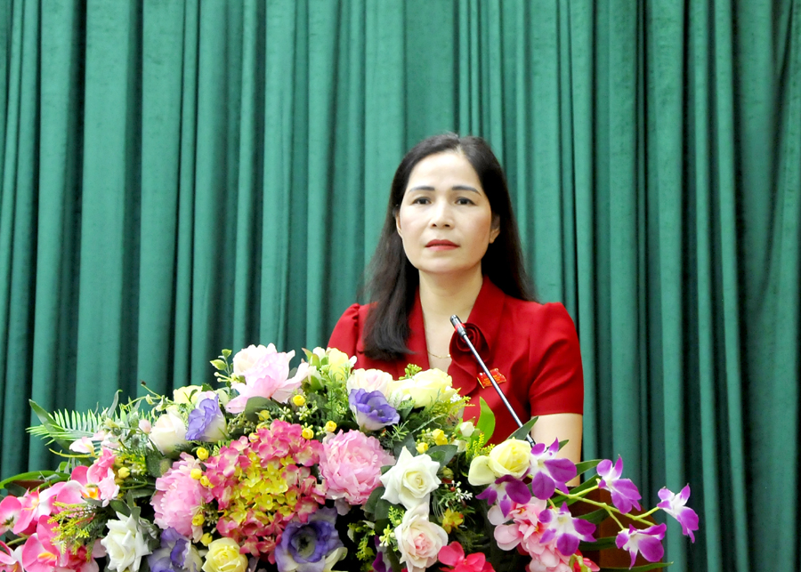 Trưởng Ban Kinh tế - ngân sách HĐND tỉnh Phạm Thị Hồng Yên trình bày báo cáo thẩm tra của Ban Kinh tế - Ngân sách.