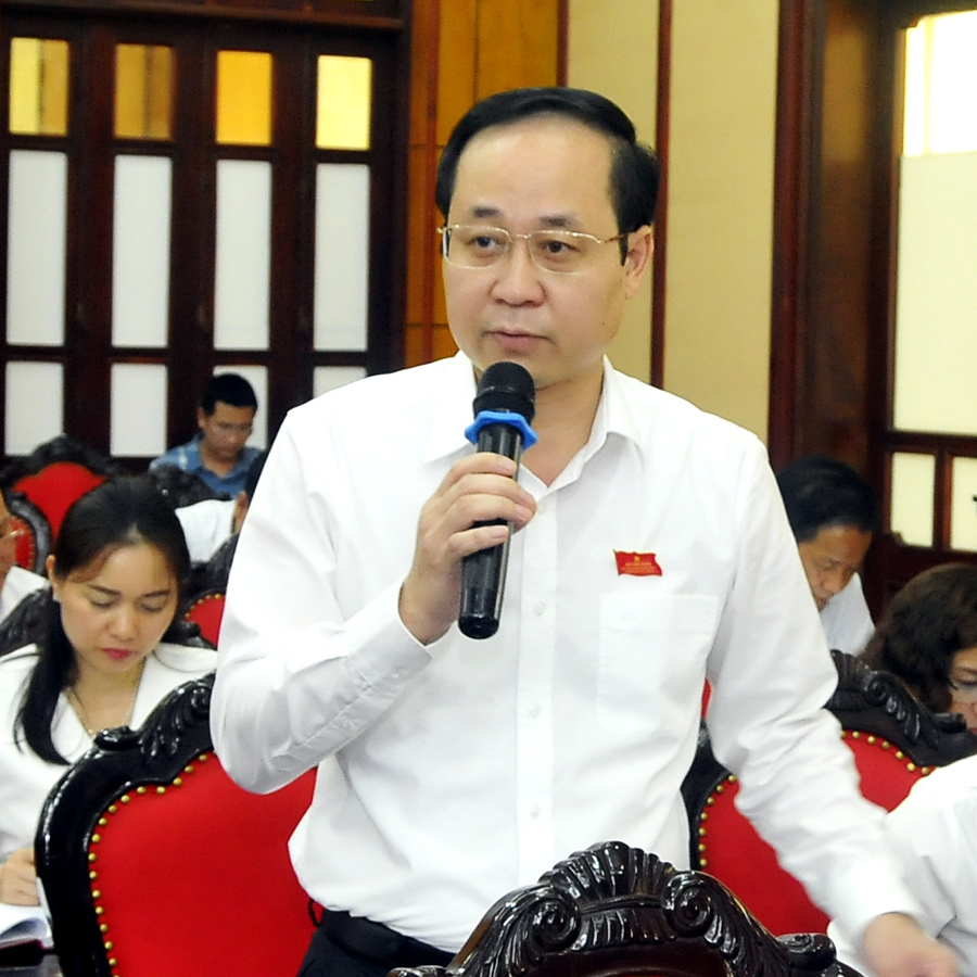 Đại biểu Hà Việt Hưng, Bí thư Huyện ủy Bắc Quang tham gia ý kiến thảo luận tại kỳ họp.