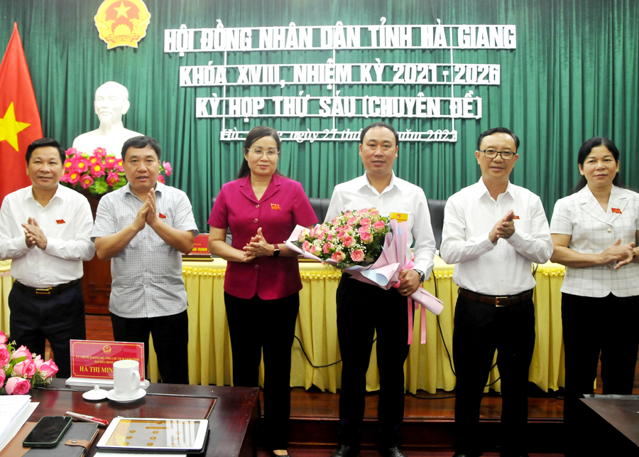 Các đồng chí lãnh đạo tỉnh tặng hoa chúc mừng đồng chí Nguyễn Cao Cường, Giám đốc Sở Nội vụ được bầu làm ủy viên UBND tỉnh khóa XVIII.
