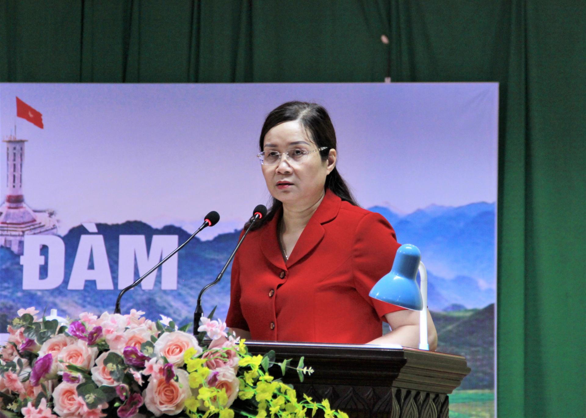 Phó Chủ tịch UBND tỉnh Hà Thị Minh Hạnh phát biểu tại buổi tọa đàm.