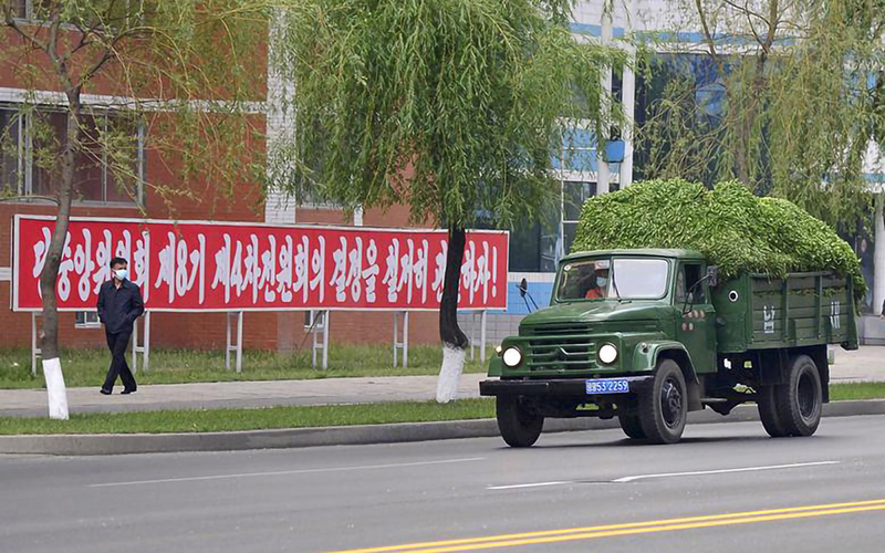 Xe chở rau phân phối cho các hộ gia đình đang chạy dọc theo một tuyến phố ở Bình Nhưỡng, ngày 16/5.