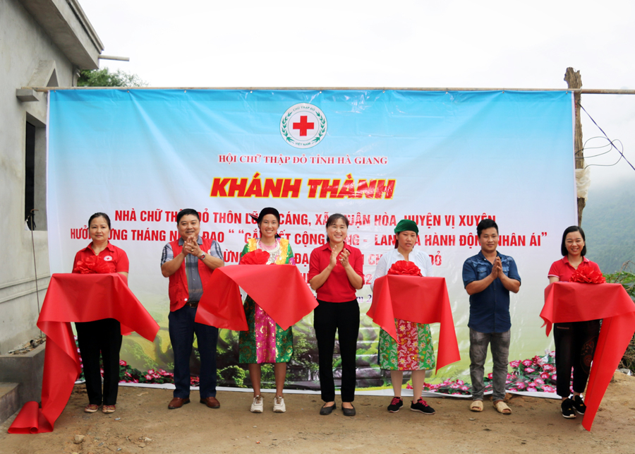 Lãnh đạo Hội Chữ thập đỏ tỉnh cắt băng khánh thành và bàn giao nhà chữ thập đỏ cho hộ nghèo ở thôn Lũng Cáng, xã Thuận Hòa 