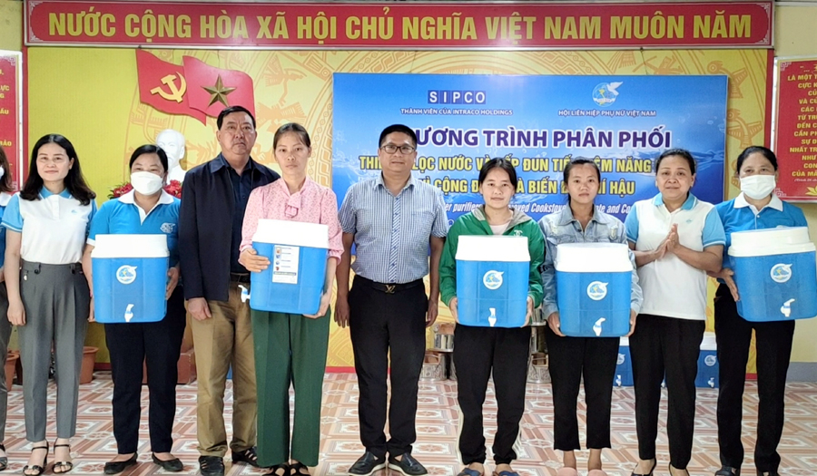 Trao bình lọc nước Ecozen cho hội viên phụ nữ huyện Quản Bạ 