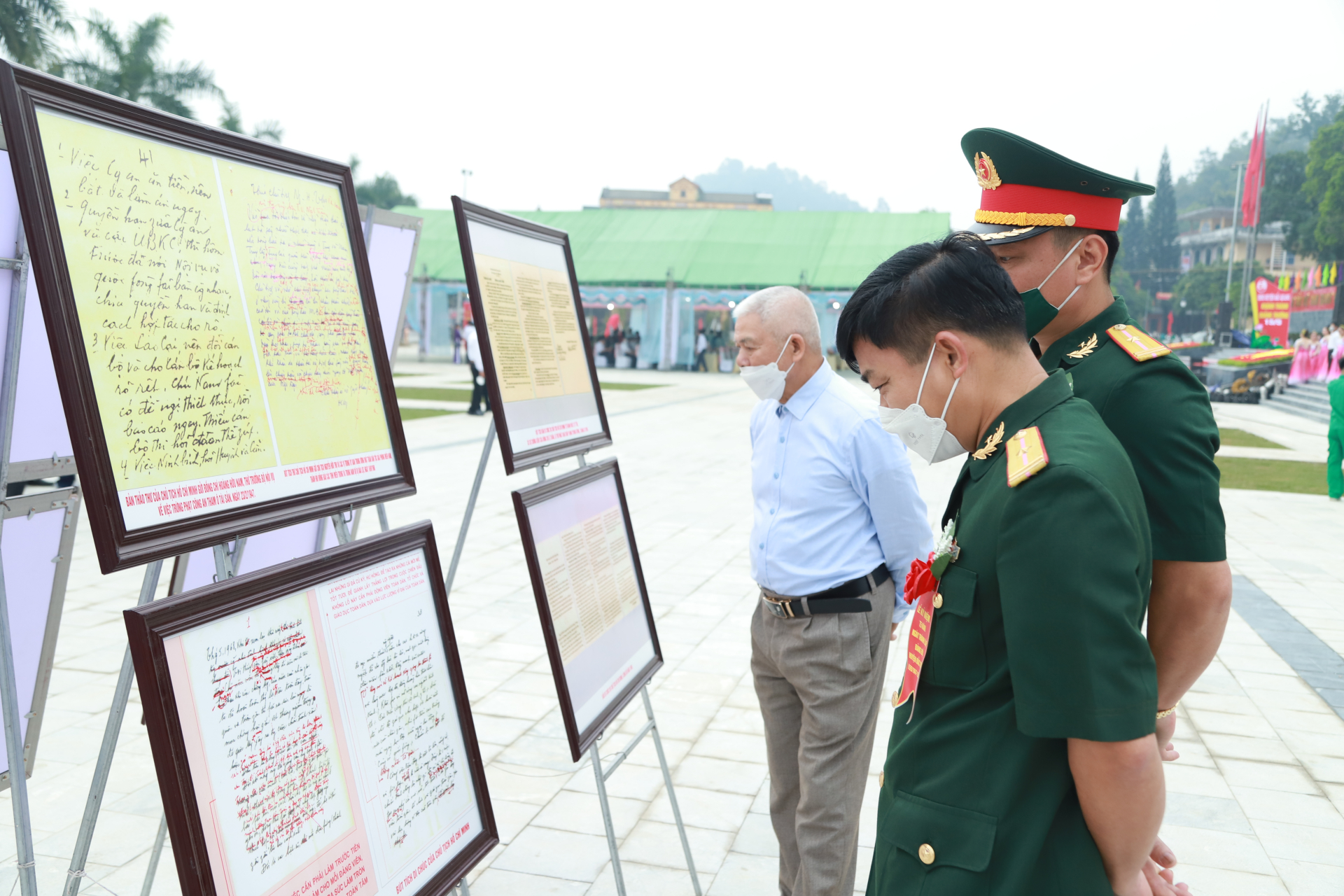 Các đại biểu tham quan triển lãm ảnh giới thiệu quá trình thành lập, phát triển và danh lam, thắng cảnh huyện Bắc Quang