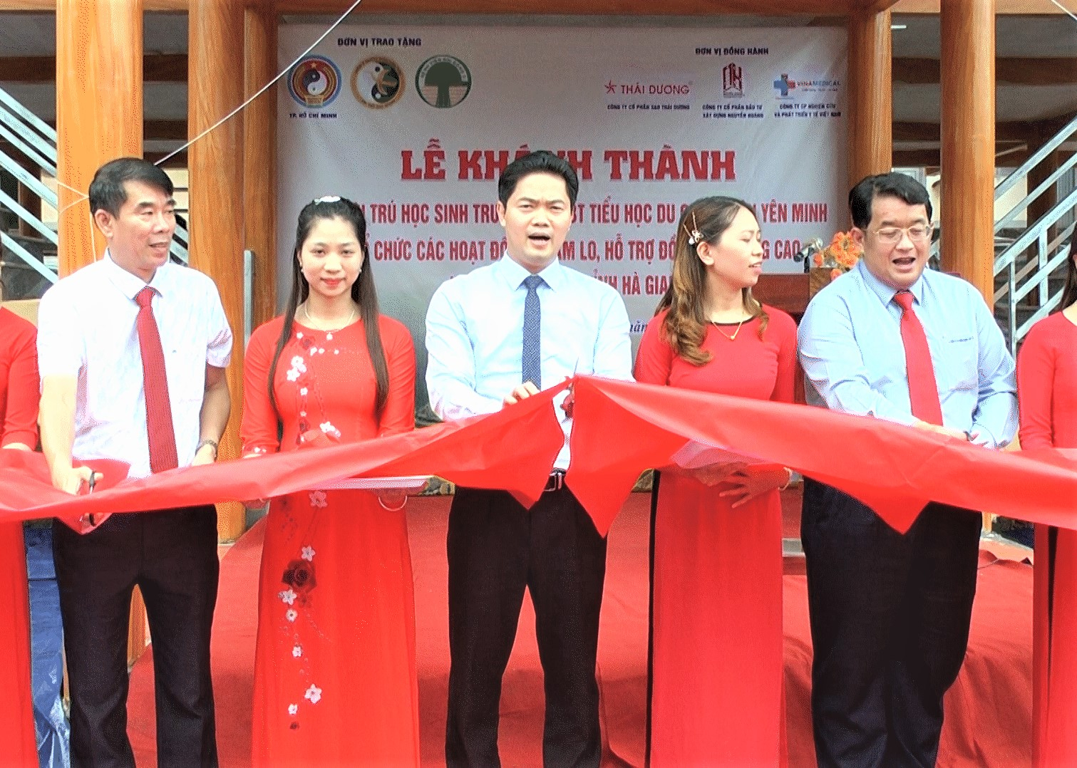 Trưởng Ban Tuyên giáo Tỉnh ủy Vũ Mạnh Hà và lãnh đạo huyện Yên Minh, đại diện các đơn vị tài trợ cắt băng khánh thành nhà lưu trú trường PTDTBT Tiểu học Du Già