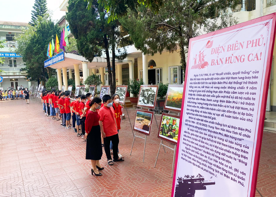 Giáo viên và học sinh Trường THCS Minh Khai (thành phố Hà Giang) tham quan, tìm hiểu chiến thắng Điện Biên Phủ tại triển lãm.
